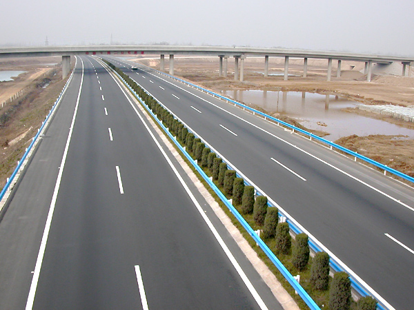 公司承建的亳阜高速公路工程